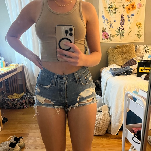 Levi’s 501 Shorts - Picture 2 of 2